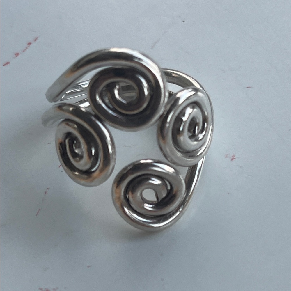 Elegant Silver Swirl Ring